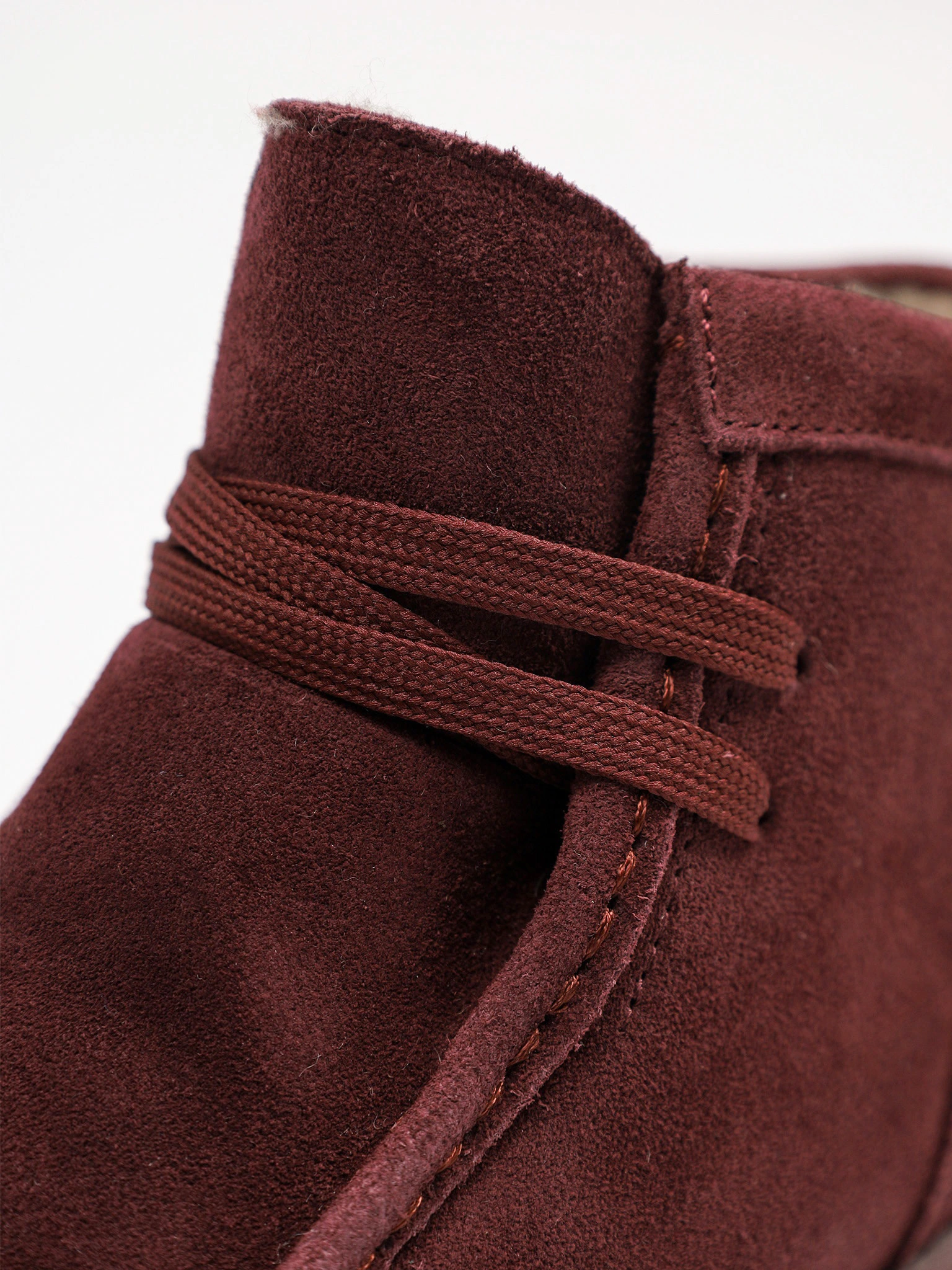 Ботинки бордового цвета из натуральной замшы на средней платформе